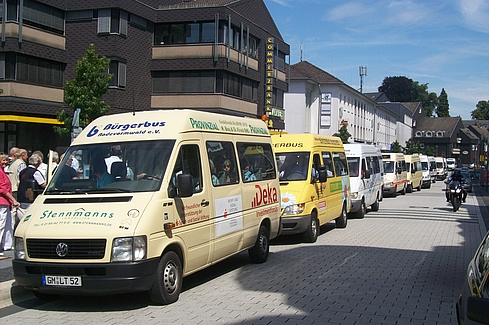 Eine Reihe mit Bürgerbussen