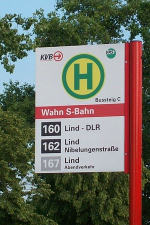 Ein Haltestellenschild